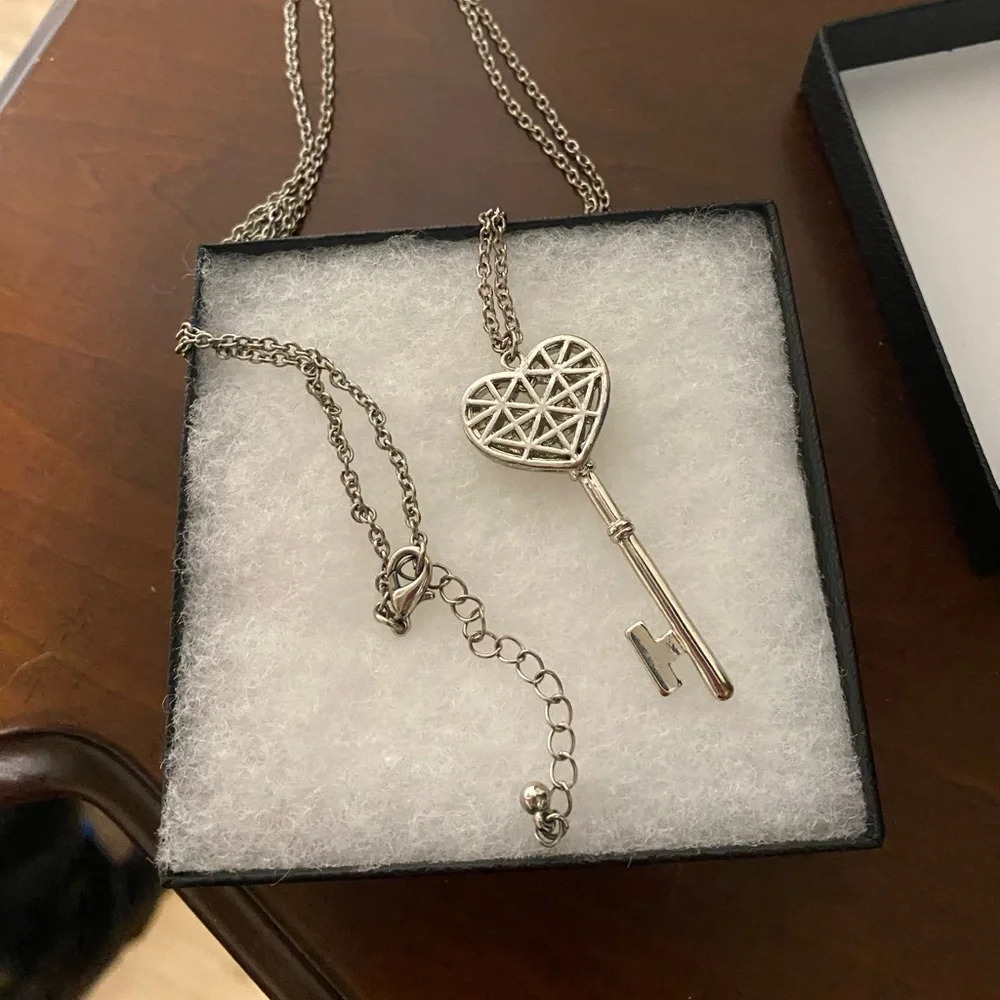 H&M Silver Heart Key Pendant Necklace - Picture 2 of 5